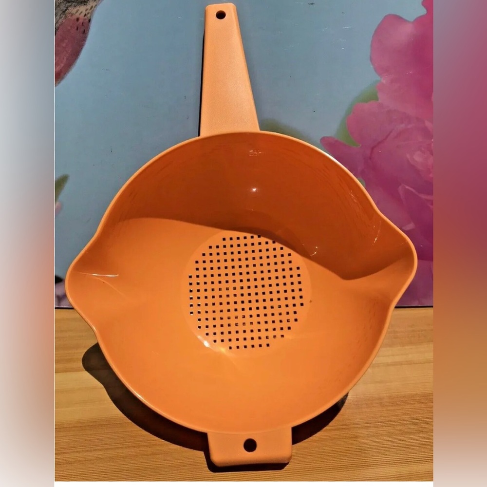 New TUPPERWARE LARGE STRAINER 2 QT